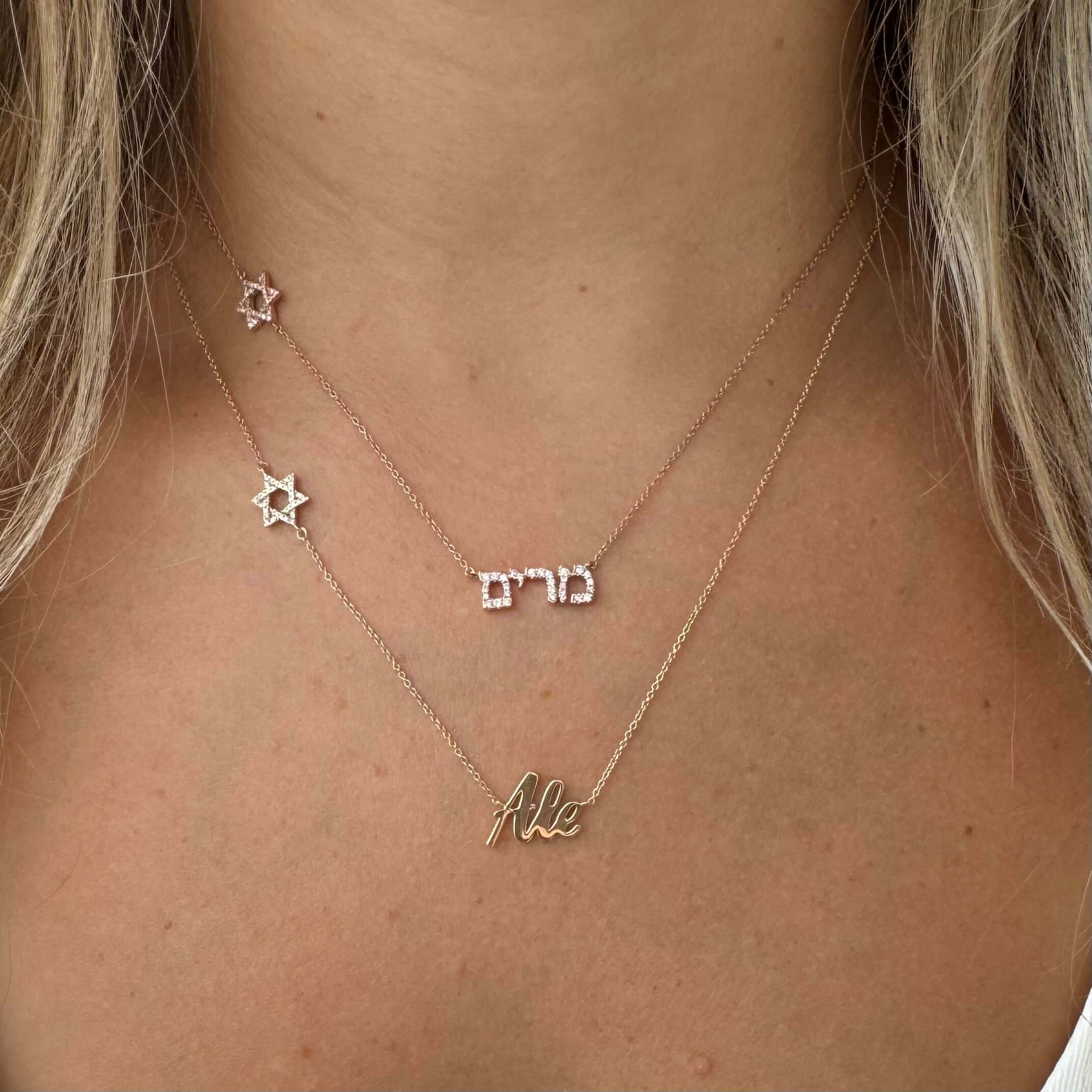 Diamond Motif Personalized Script Nameplate Necklace featuring a gold nameplate and star motifs.