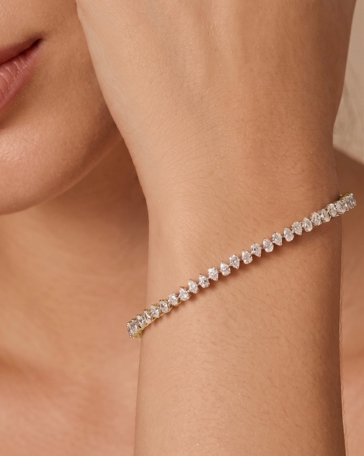 Alternating Pear Diamond Tennis Bracelet in 14k yellow gold